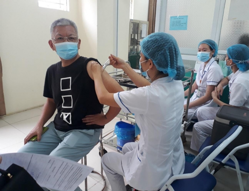 Các y, bác sỹ của Bệnh viện đa khoa Mê Linh tiêm vaccine phòng Covid -19 cho chuyên gia nước ngoài