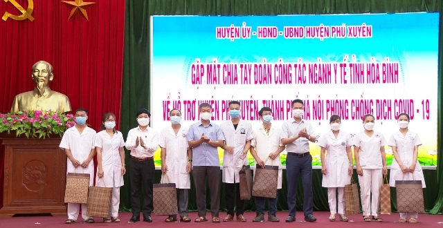 Lãnh đạo huyện Phú Xuyên tặng quà, cảm ơn các y, bác sĩ Hòa Bình