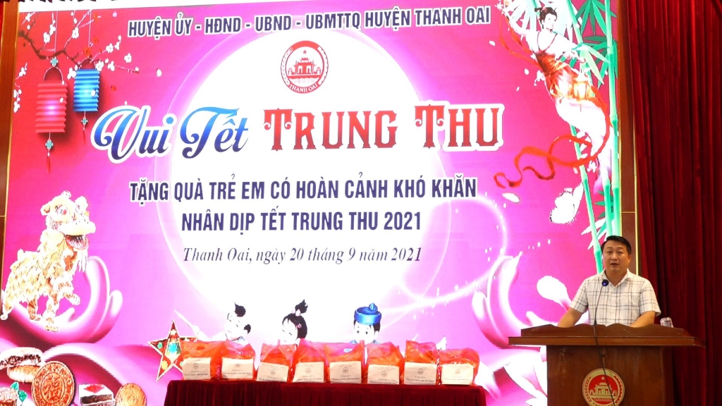 Ông Nguyễn Khánh Bình, Phó Chủ tịch UBND huyện Thanh Oai phát biểu động viên các em thiếu nhi nhân ngày Tết Trung Thu 2021