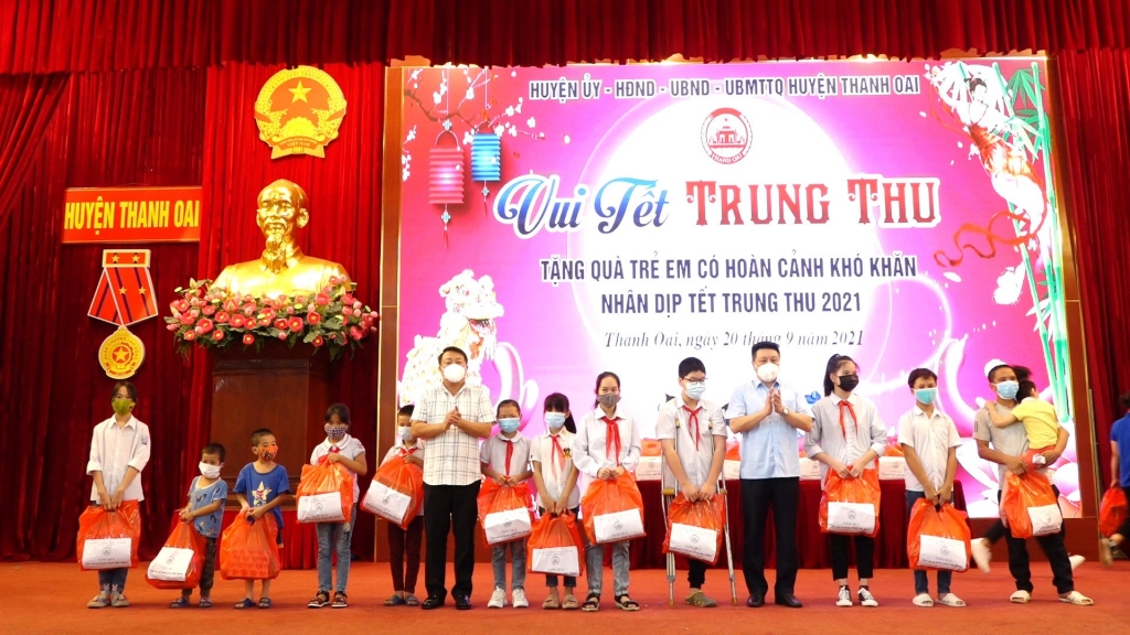 Huyện Thanh Oai tặng 255 suất quà cho trẻ em có hoàn cảnh khó khăn nhân dịp Tết Trung thu 2021