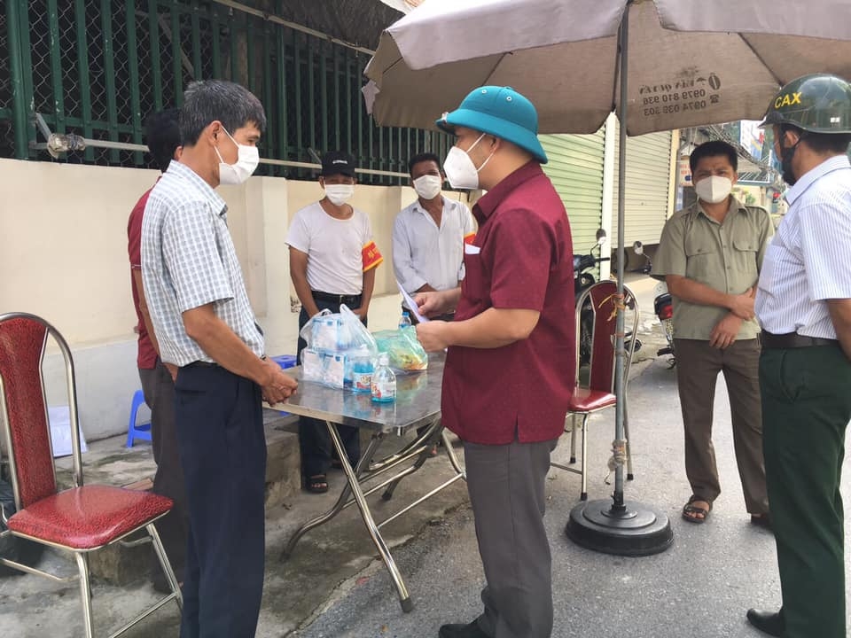 Lãnh đạo xã Ninh Sở thăm, tặng quà chốt kiểm soát dịch