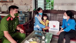 Huyện đoàn - Hội đồng Đội huyện Mê Linh tặng quà cho thiếu nhi nhân dịp Trung thu