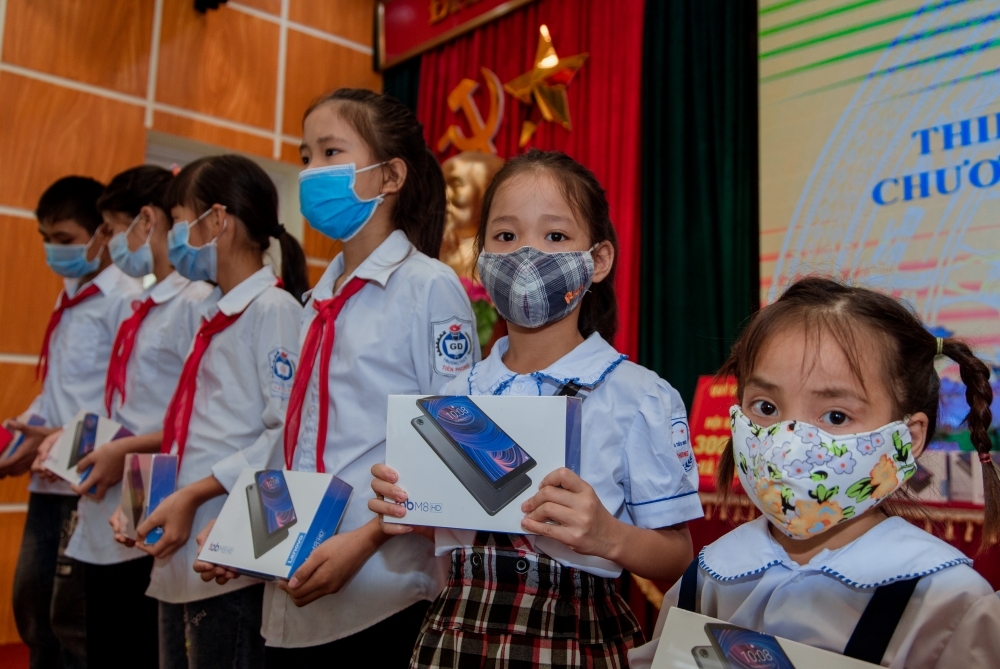 Food Banks Việt Nam Trao tặng 25 máy tính bảng cho học sinh có hoàn cảnh khó khăn huyện Ba Vì, nhằm hỗ trợ các em công cụ học tập thiết yếu.