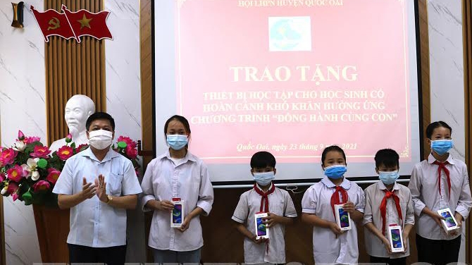 Đồng chí Đào Đức Anh - Ủy viên Ban Thường vụ Huyện ủy, Trưởng ban Dân vận, Trưởng ban Tuyên giáo Huyện ủy, Giám đốc Trung tâm Chính trị huyện tặng điện thoại cho các em học sinh