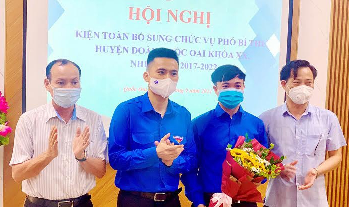 Đồng chí Lý Duy Xuân – Phó Bí thư Thành đoàn Hà Nội và các đồng chí lãnh đạo Ban Dân vận, Ban Tổ chức Huyện ủy tặng hoa chúc mừng Nguyễn Xuân Tuấn- tân Phó Bí thư Huyện Đoàn khóa XX, nhiệm kỳ 2017 - 2022 