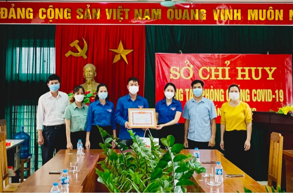 Huyện đoàn Mê Linh khen thưởng đột xuất anh Hà Thái Nam 