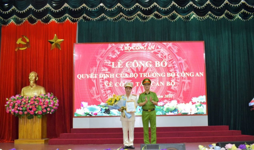 Đồng chí Trung tướng Nguyễn Duy Ngọc, Thứ trưởng Bộ Công an trao quyết định cho Đại tá Nguyễn Thanh Trường