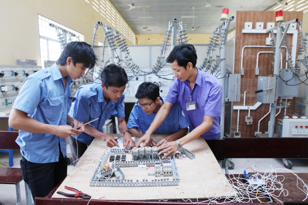 Đào tạo nghề điện - điện tử tại Trường Cao đẳng nghề tỉnh Bình Thuận_Ảnh: TTXVN