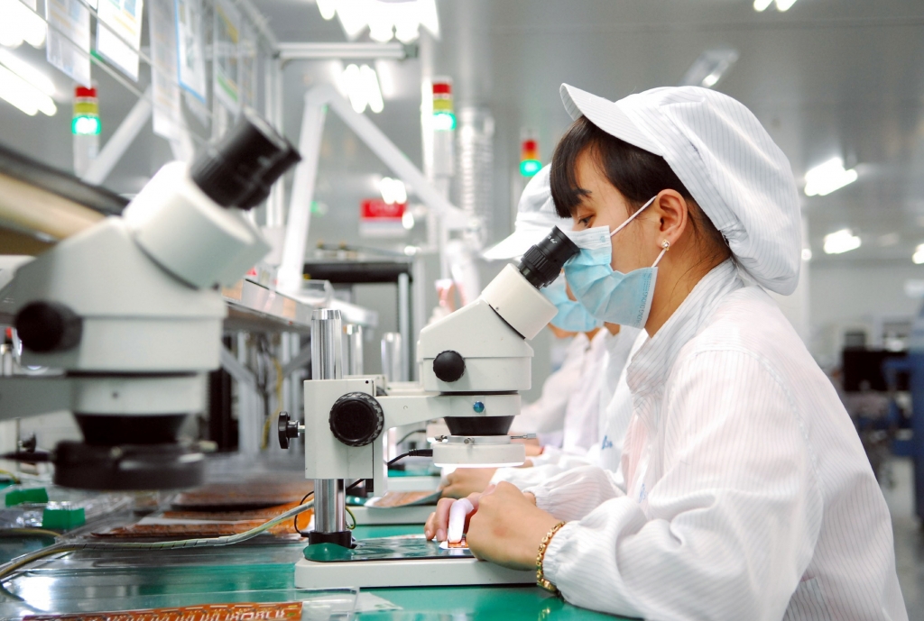 Dây chuyền sản xuất linh kiện điện tử tại Công ty TNHH Synopex Việt Nam (vốn đầu tư của Hàn Quốc), tại Khu công nghiệp Quang Minh_Ảnh: TTXVN