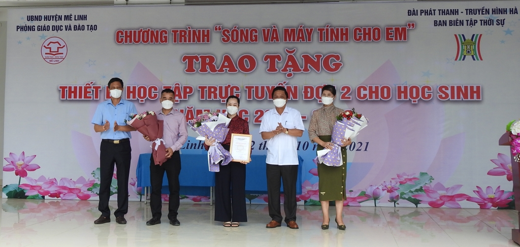 Lãnh đạo huyện Mê Linh tặng hoa tri ân các nhà tài trợ tặng thiết bị và tiền mặt ủng hộ học sinh Mê Linh