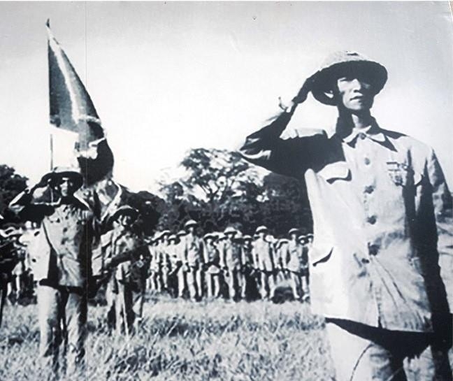 Thiếu tướng Vương Thừa Vũ chào cờ trong ngày 10/10/1954