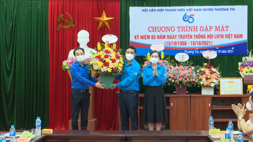 Đại biểu Thành phố và Huyện tặng hoa chúc mừng Hội LHTN huyện Thường Tín