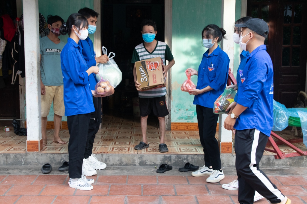 Đoàn viên xã Tiến Thịnh tặng quà các hoàn cảnh khó khăn