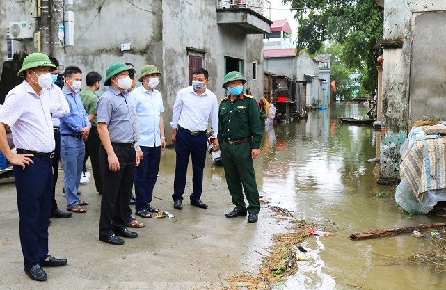 Nguyễn Trường Sơn – Phó bí thư Huyện ủy, Chủ tịch UBND huyện và các đồng chí thành viên Ban chỉ huy PCTT và TKCN Huyện kiểm tra tại xóm Bến Vôi, thôn Cấn Hạ, xã Cấn Hữu