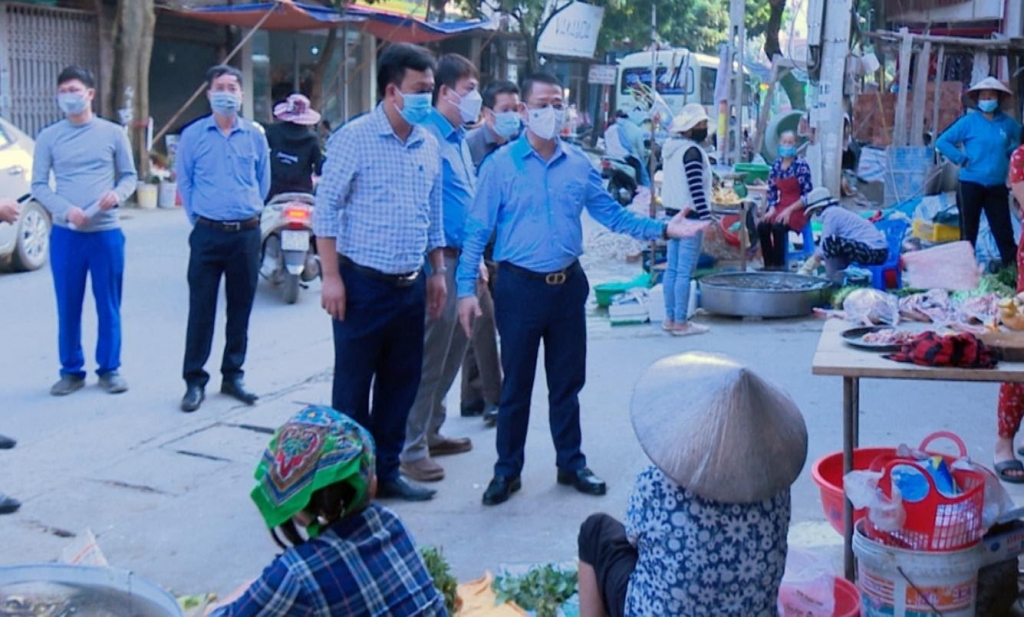 Hoàng Anh Tuấn  – Phó Bí thư Huyện ủy, Chủ tịch UBND huyện kiểm tra việc tuân thủ các biện pháp phòng chống dịch Covid – 19 của người dân bán hàng tại chợ Chiều, xã Liên Mạc