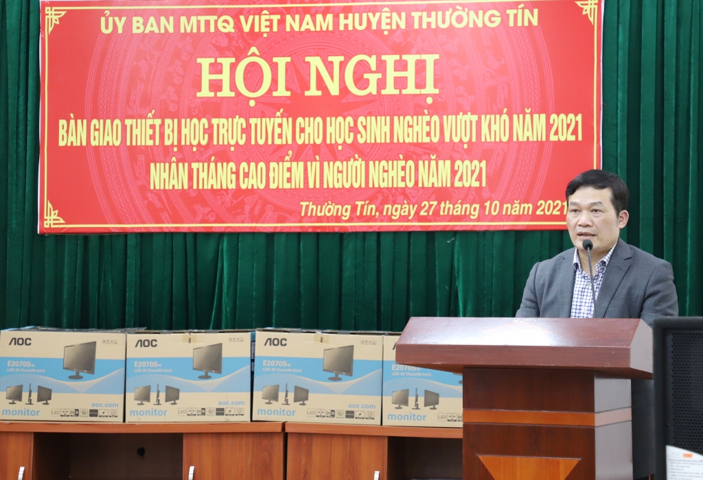 Ông Nguyễn Tiến Minh, Bí thư huyện ủy Thường Tín phát biểu tại hội nghị trao tặng thiết bị học tập cho học sinh nghèo vượt khó