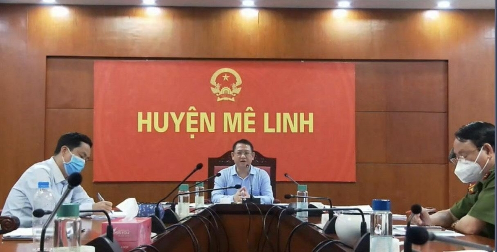 Ông Hoàng Anh Tuấn - Phó Bí thư Huyện ủy, Chủ tịch UBND huyện Mê Linh phát biểu tại hội nghị trực tuyến với các doanh nghiệp hoạt động ở KCN Quang Minh
