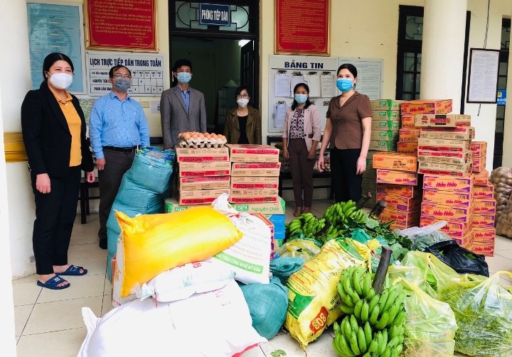 Hội LHPN huyện trao tặng quà khu phong tỏa tổ dân phố Ngô Sài – Thị Trấn Quốc Oai và thôn Ngọc Than – xã Ngọc Mỹ