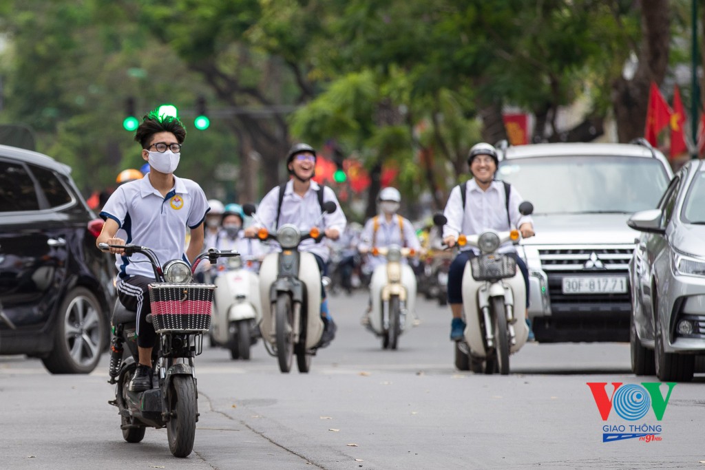 Người trẻ nên cẩn trọng khi sử dụng xe đạp điện