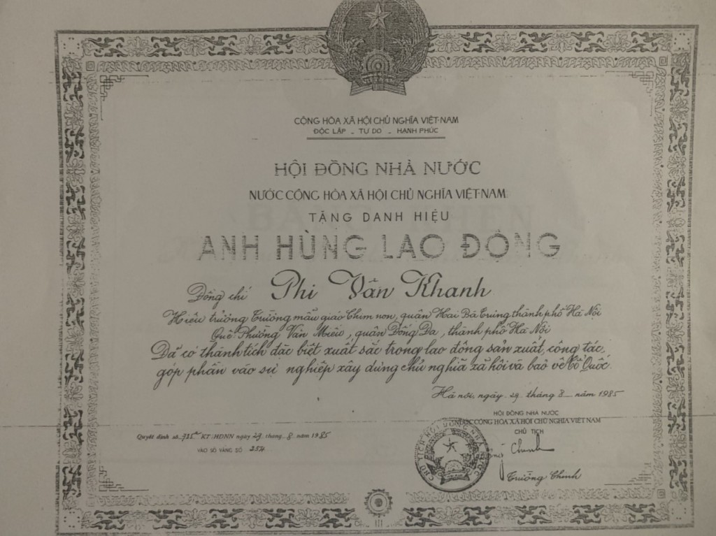 Nhà giáo Phí Vân Khanh được phong tặng danh hiệu Anh hùng Lao động vào năm 1985