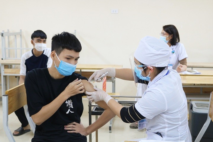 Để ứng phó với diễn biến của dịch Covid-19, huyện Quốc Oai đã tiến hành tiêm chủng cho học sinh từ 12-17 tuổi