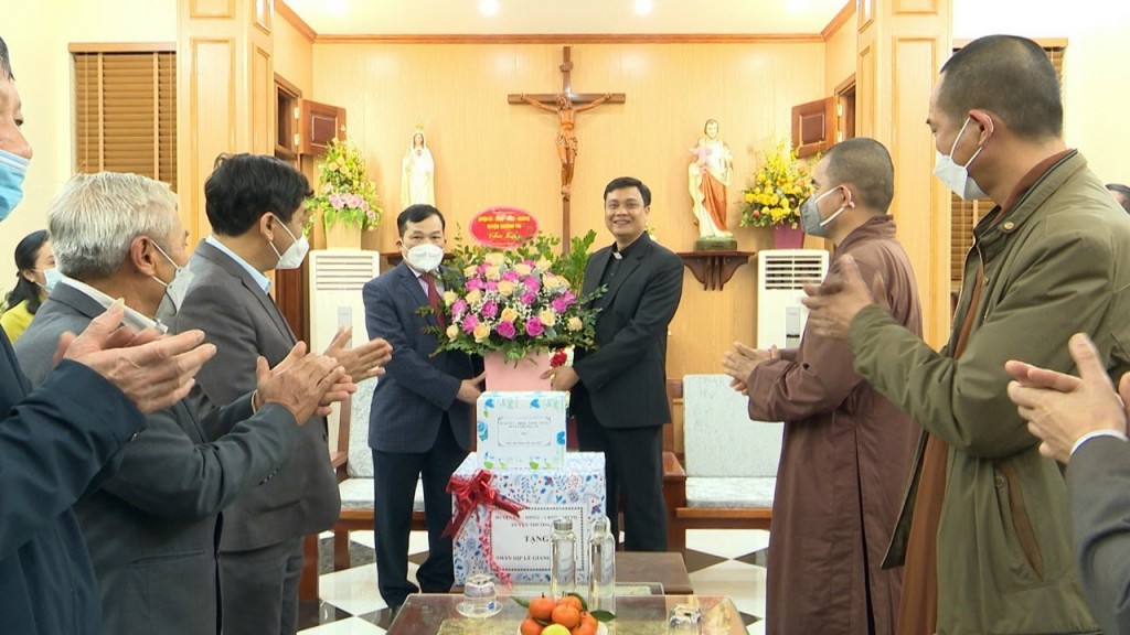 Nguyễn Tiến Minh – Thành ủy viên, Bí thư Huyện ủy tặng hoa cho Linh mục giáo xứ Hà Hôi