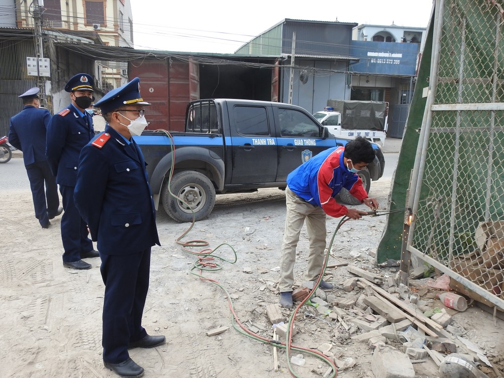 lực lượng liên ngành huyện phối hợp với các xã đã tháo dỡ, cưỡng chế dứt điểm 8 công trình lều lán tạm bằng khung sắt mái tôn, mái che mái vẩy tại xã Liên Phương và Vân Tảo. Đây là các công trình vi phạm đã tồn tại nhiều năm qua nằm trên đất hành lang ATGT ở các vị trí khúc cua, ngã ba, ngã tư ảnh hưởng đến tầm quan sát của người tham gia giao thông, gây bức xúc dư luận.