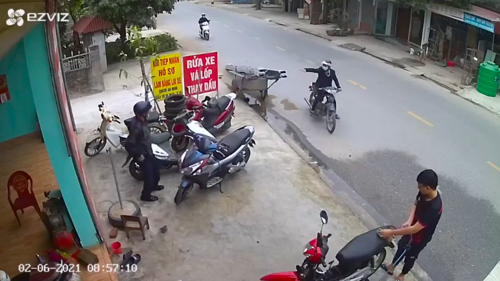Xe kéo chở sắt tuột khỏi xe máy, người đàn ông may mắn thoát khỏi "tử thần"