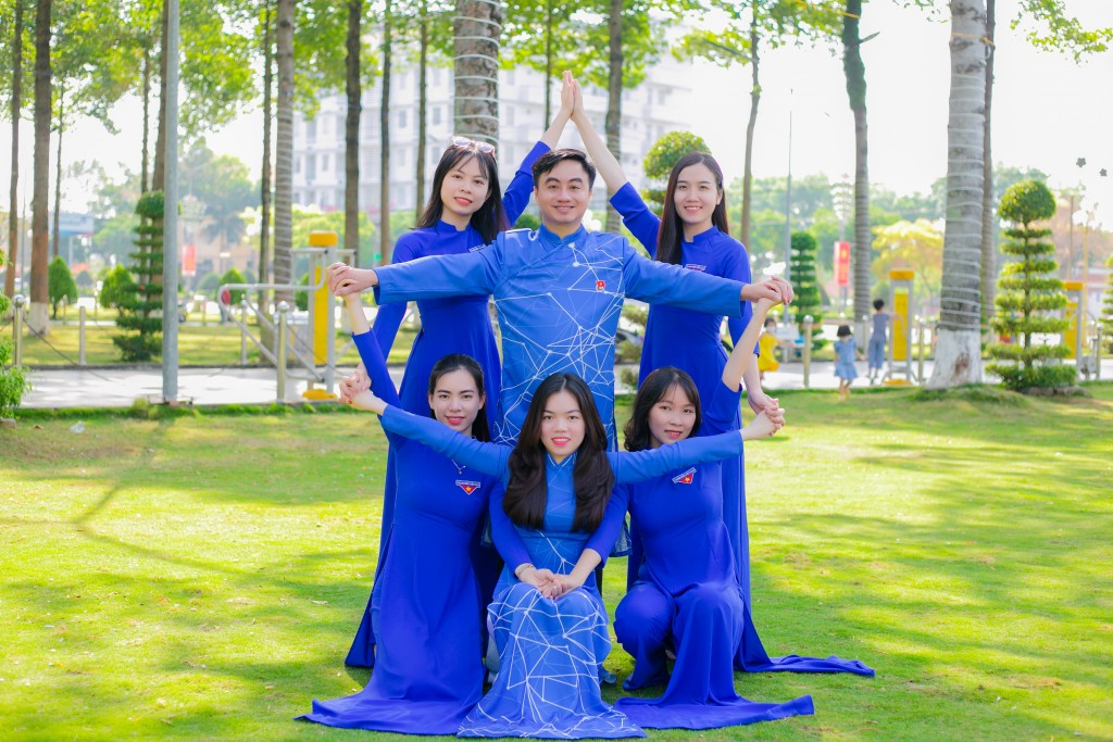 Rạng rỡ áo dài thanh xuân của NTK Việt Hùng đến với bạn trẻ Bình Phước