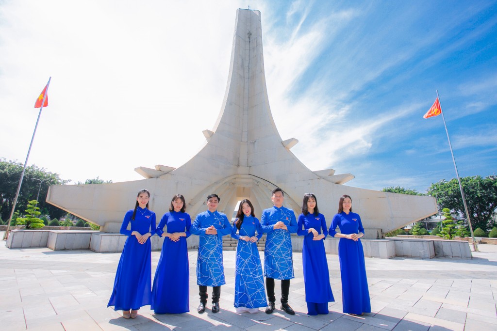 Rạng rỡ áo dài thanh xuân của NTK Việt Hùng ở tỉnh biên giới