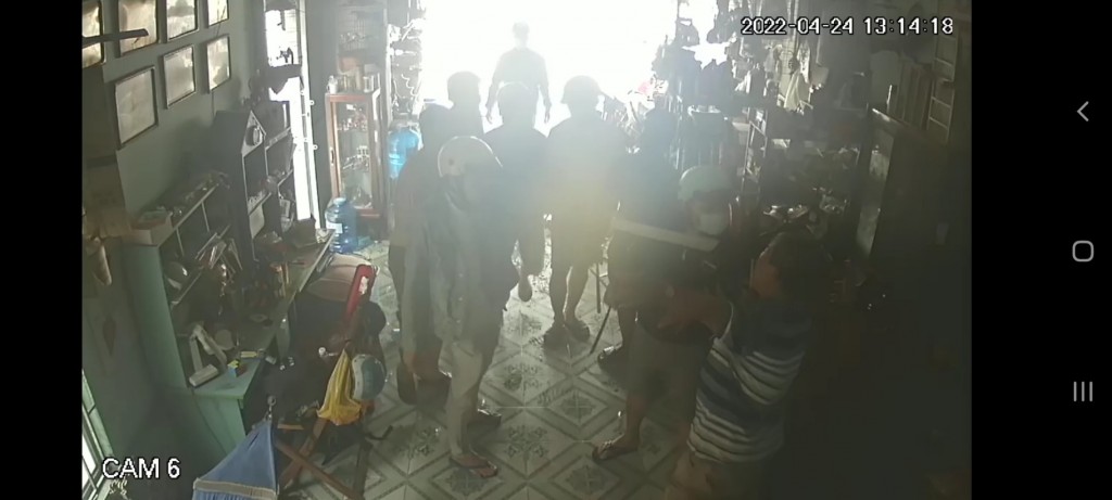 Nhóm thanh niên dùng hung khí lao vào nhà tấn công một người đàn ông