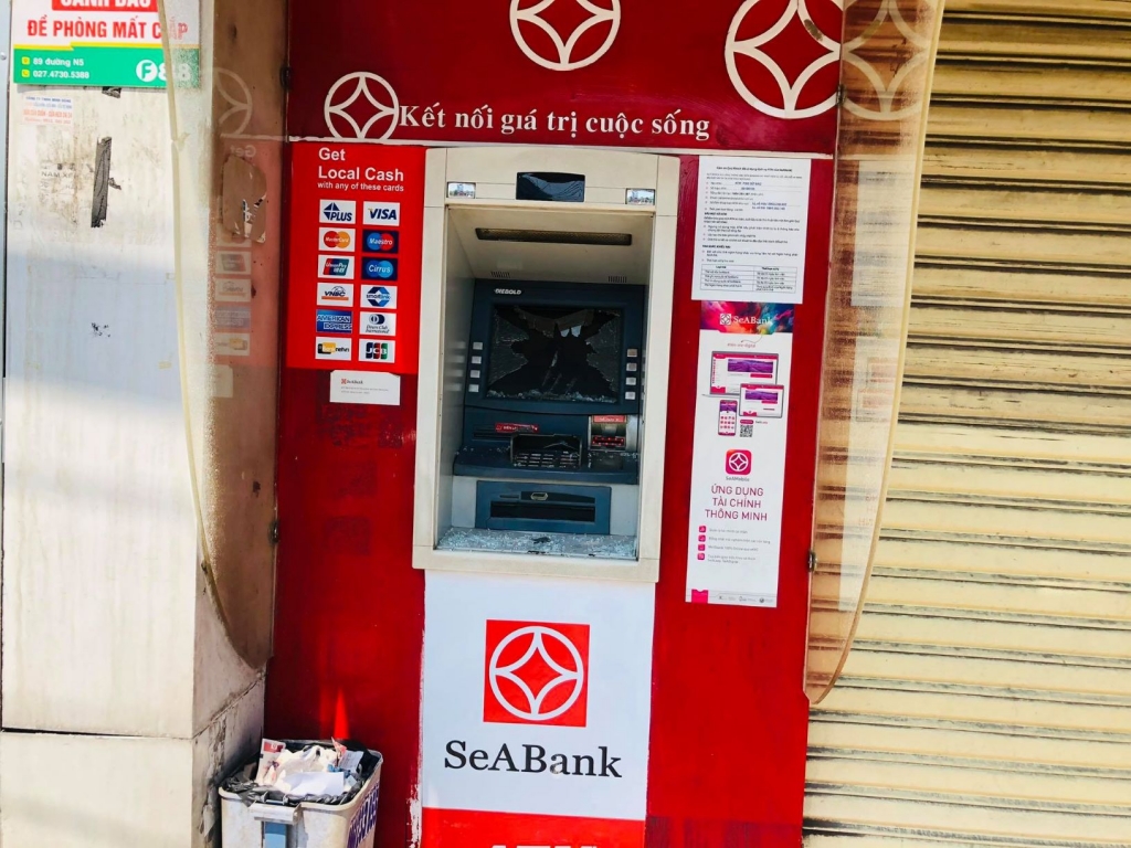 Bình Dương: Nhiều cây ATM rút tiền bên đường quốc lộ 13 tại TX Bến Cát bị đập phá