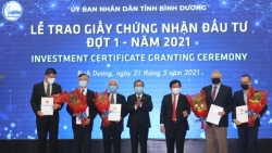 Bình Dương: Trao giấy chứng nhận cho 5 doanh nghiệp FDI có tổng vốn đầu tư gần 1 tỷ USD