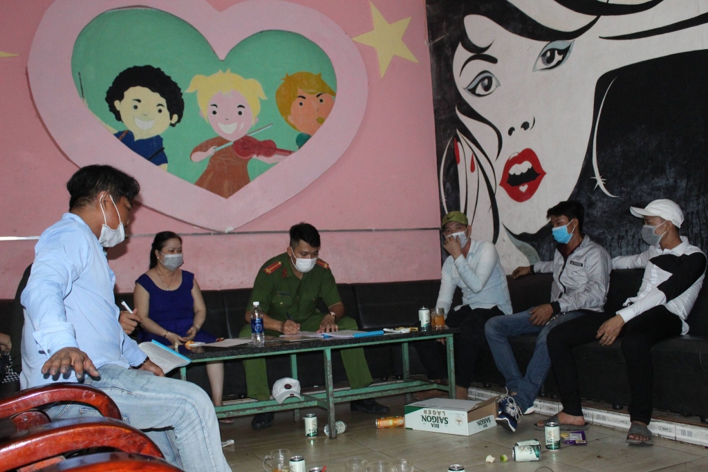 Bình Dương: Hoạt động bất chấp chỉ thị chống dịch, quán karaoke bị xử lý