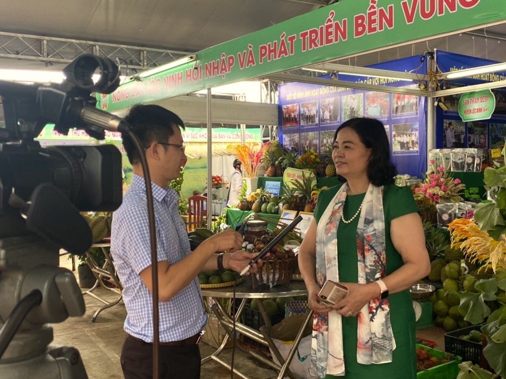 Doanh nhân Nguyễn Thị Thành Thực giúp nông dân Bình Phước chuyển đổi số