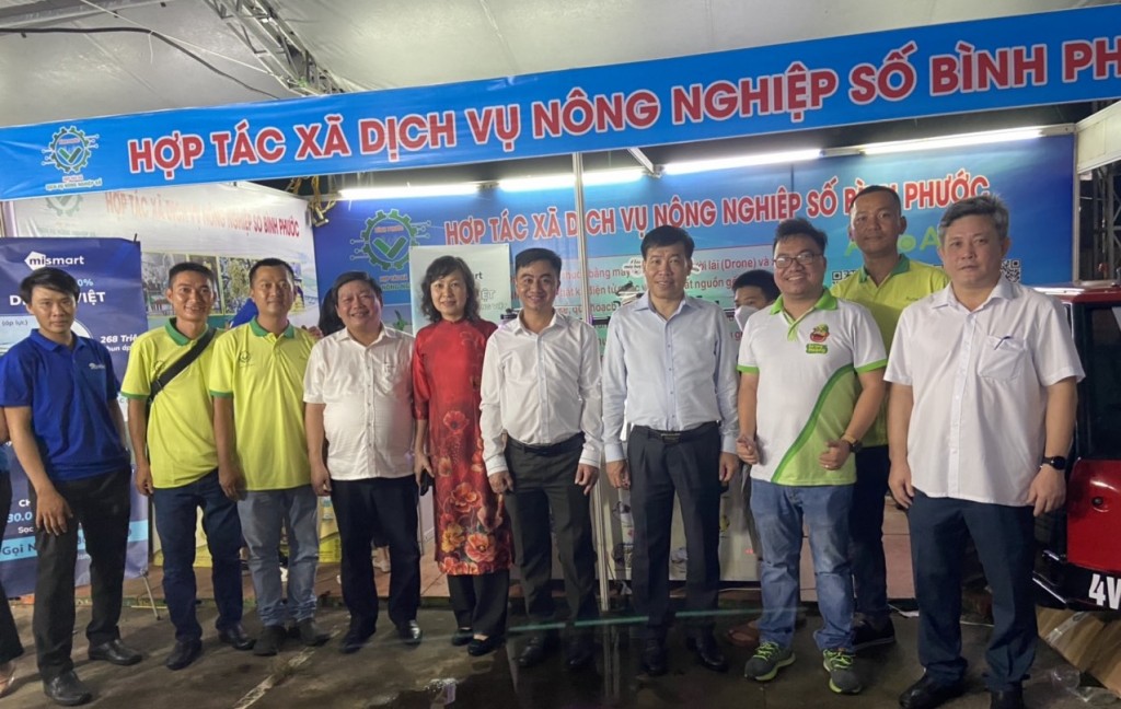 Doanh nhân Nguyễn Thị Thành Thực giúp nông dân Bình Phước chuyển đổi số