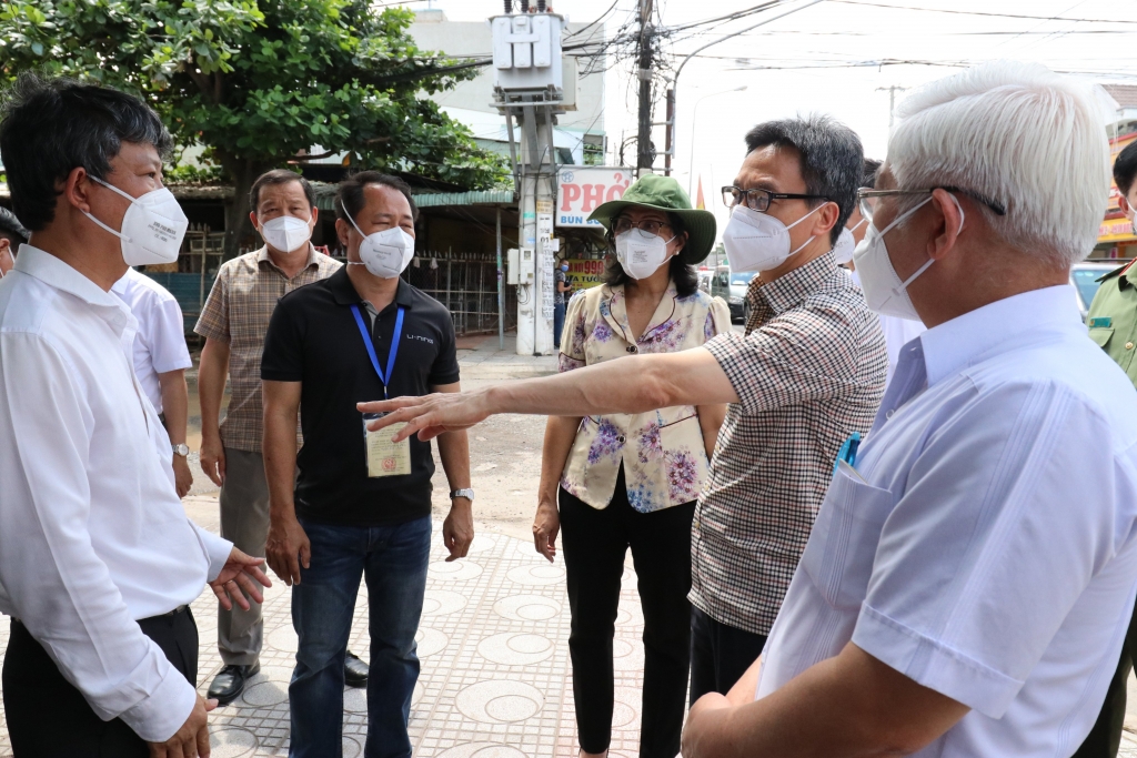 Phó Thủ tướng Vũ Đức Đam: Cần hướng dẫn người dân tự lấy mẫu xét nghiệm Covid-19