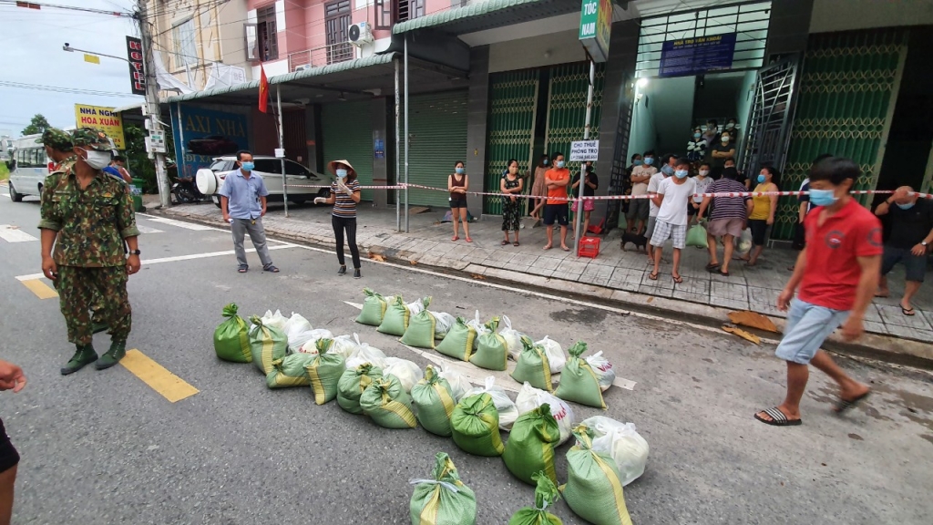 Lực lượng Bình Dương thâu đêm phân phát lương thực cho người dân