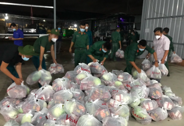 Lực lượng Bình Dương thâu đêm phân phát lương thực cho người dân