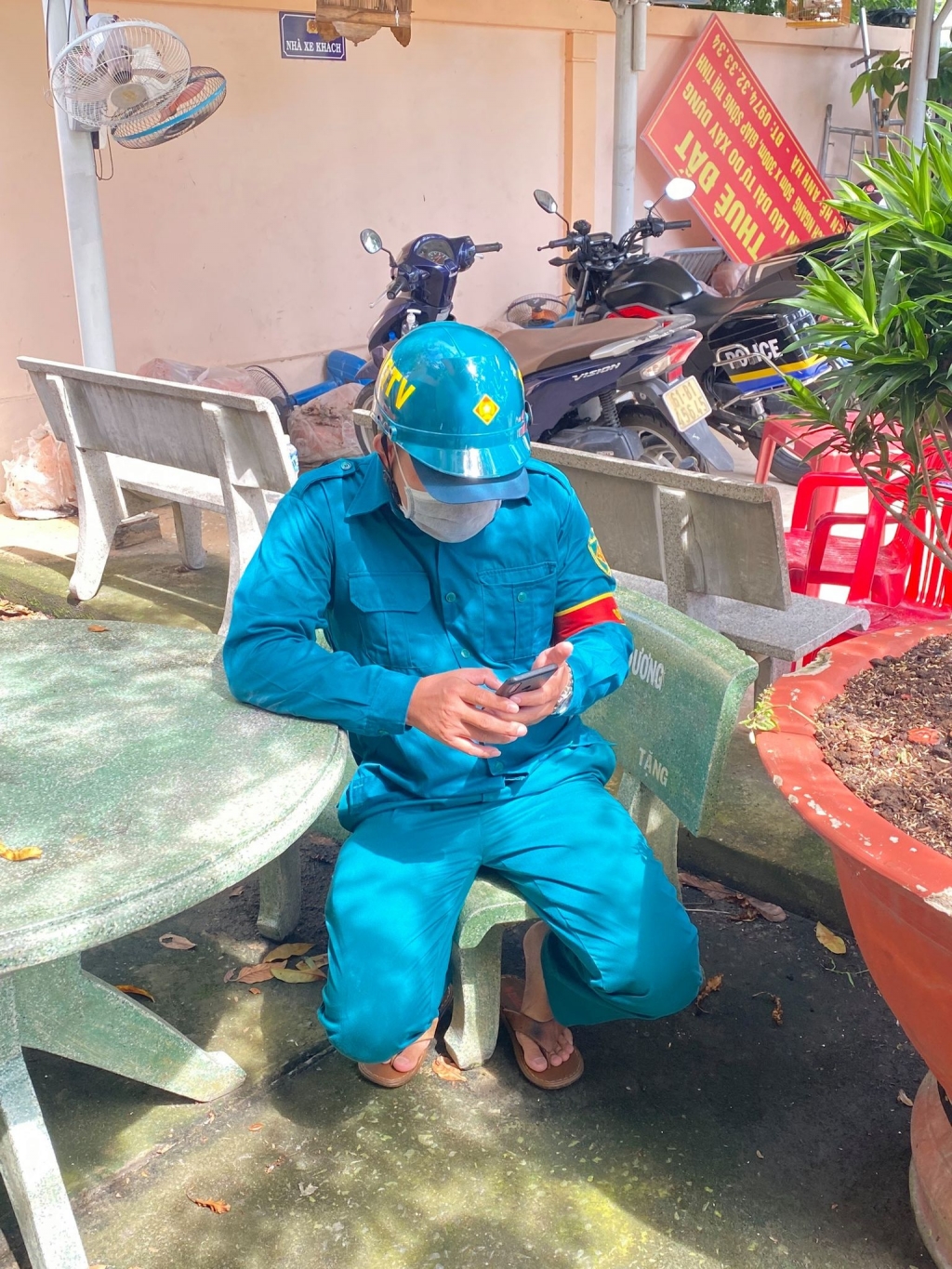 Nam thanh niên mặc đồ dân quân, đeo băng tuần tra để thông chốt