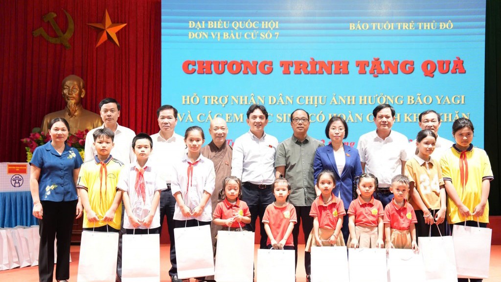 Dành tặng những món quà ý nghĩa cho học sinh vùng lũ Trung Châu