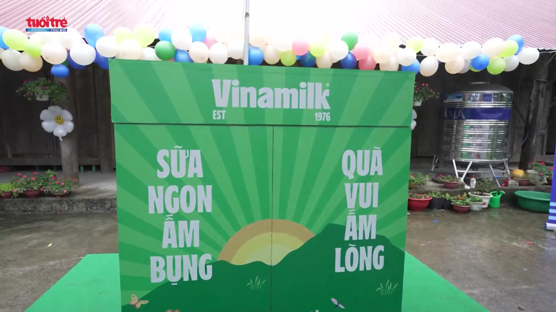 Mang áo ấm, sữa ngon đến trẻ em vùng cao Tuyên Quang