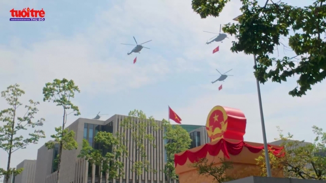 Trực thăng, "hổ mang chúa" Su-30MK2 bay qua quảng trường Ba Đình