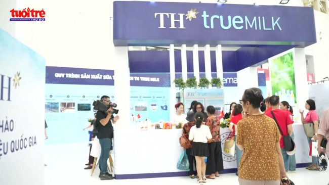 Người dân hào hứng tham dự Triển lãm thành tựu đất nước 80 năm