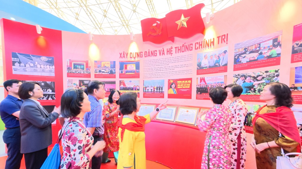 Thắp lửa truyền thống qua triển lãm 80 năm Hành trình đất nước