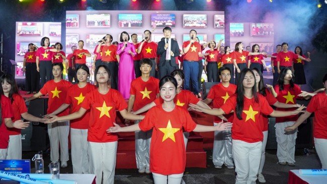 "Bản giao hưởng ánh sáng" khép lại chuỗi sự kiện Chào tân sinh viên