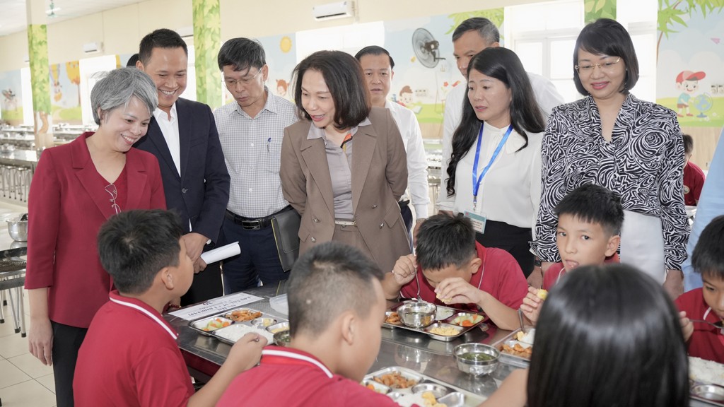 Bữa cơm học đường: Siết chặt từ bếp đến bàn ăn