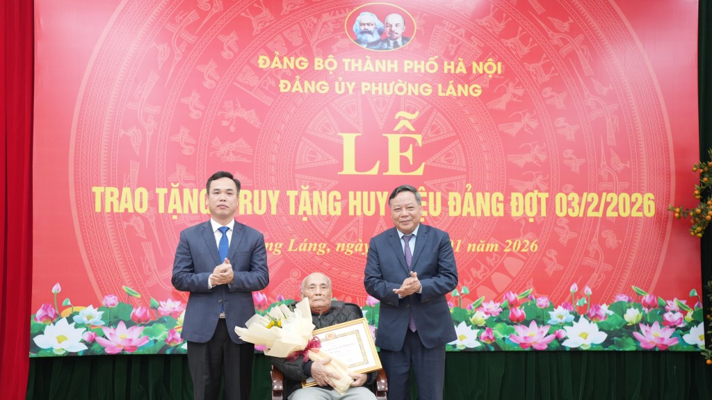 Phường Láng trao 106 Huy hiệu Đảng đợt 3/2