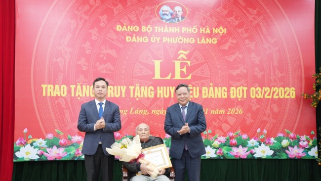 Phường Láng trao 106 Huy hiệu Đảng đợt 3/2