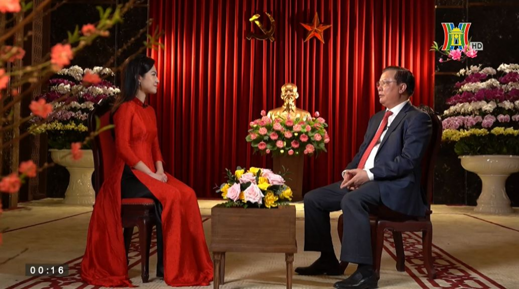 Bí thư Thành ủy Hà Nội Đinh Tiến Dũng trả lời phỏng vấn Đài PTTH Hà Nội nhân dịp đầu xuân Nhâm Dần
